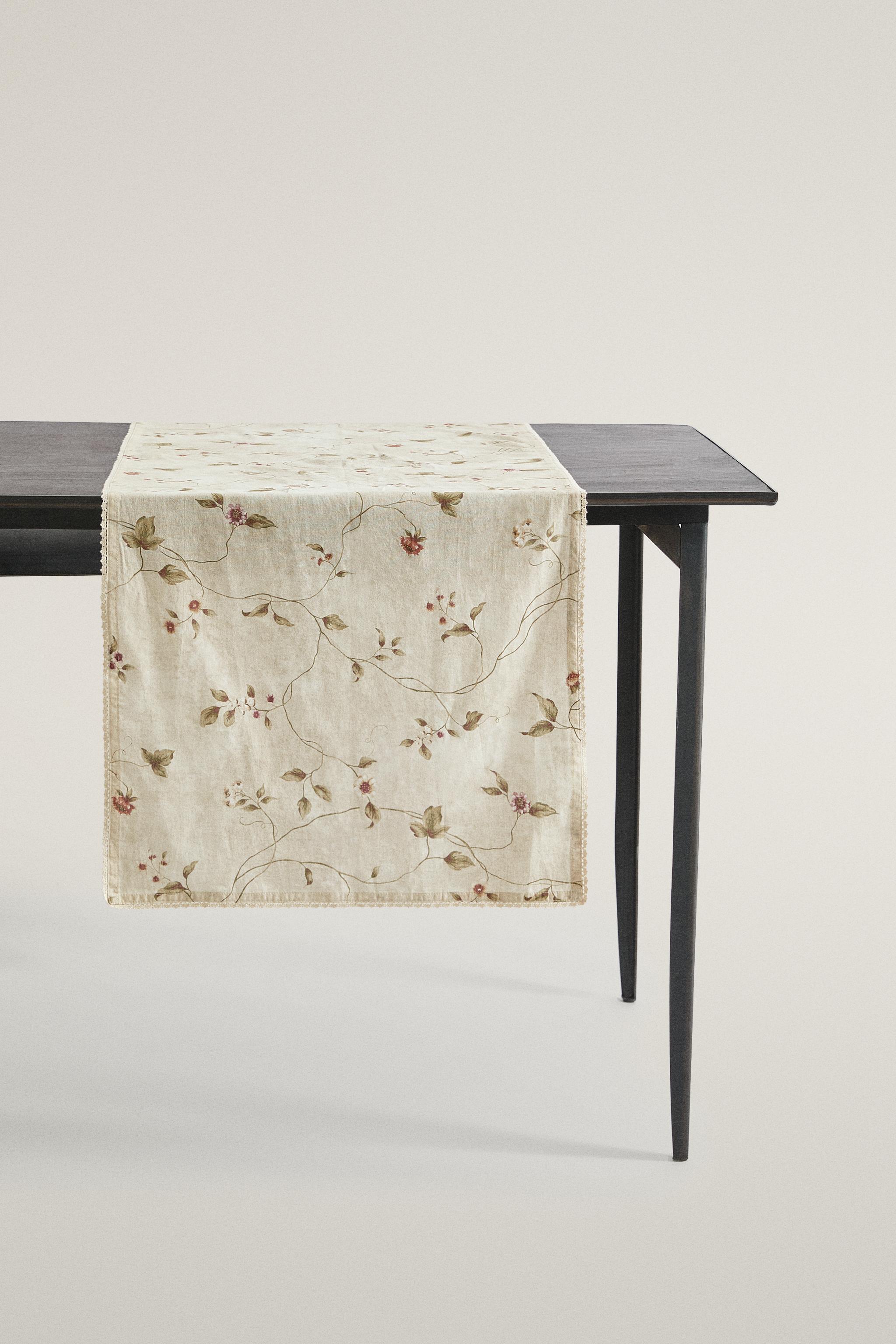 CHEMIN DE TABLE IMPRIMÉ FLORAL ET DENTELLE